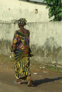 Femme guinéenne marchant dans Conakry